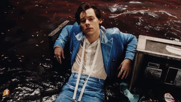 Harry Styles, pasado por agua, en una foto promocional