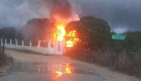 El incendio desde el camino trasero a primera hora de la mañana