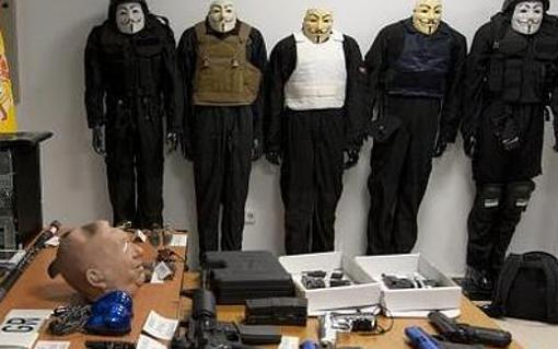 Material y armas intervenido en los registros.