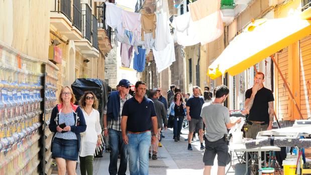 Decenas de personas pasean por la calle Sopranis de Cádiz, preparada para el rodaje de 'The Rhythm Section'