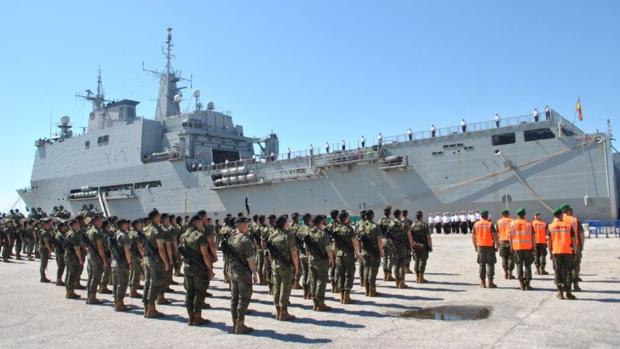 El 'Galicia' hizo escala en el puerto de Valencia para realizar una colaboración con el Ejército de Tierra.