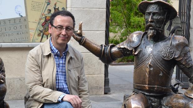 El archivero de La Puebla de Cazalla, José Cabello, junto a una estatua de Don Quijote