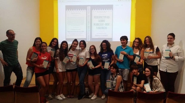 Alumnos del IES Fray Bartolomé de las Casas presentando el proyecto en la Casa de la Cultura