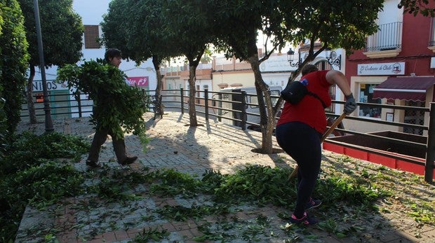 Vecinos limpiando una zona del pueblo
