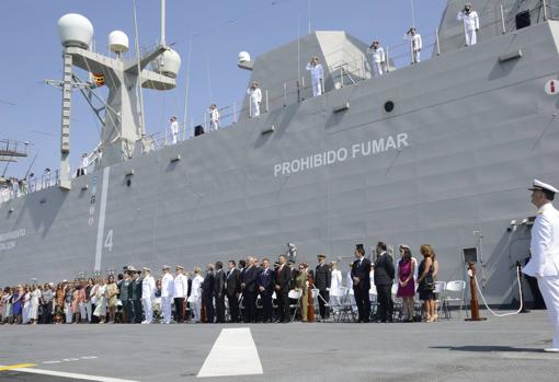 El arriado de la insignia no faltó en el último acto de Garat como almirate de la Flota.