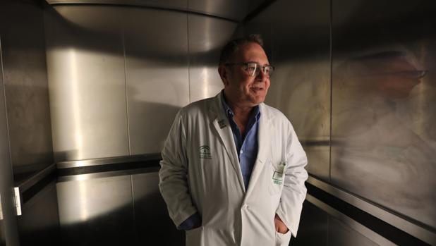 El doctor Eulalio Valmisa, en las instalaciones del Hospital de Puerto Real.