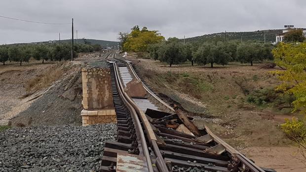 Así quedó la vía sobre el puente de Aguadulce sobre el río Blanco tras las últimas riadas del pasado mes de octubre