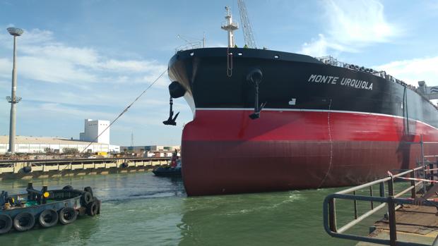 Flotaduira del tercer petrolero, el 'Monte Urquiola', el pasado octubre