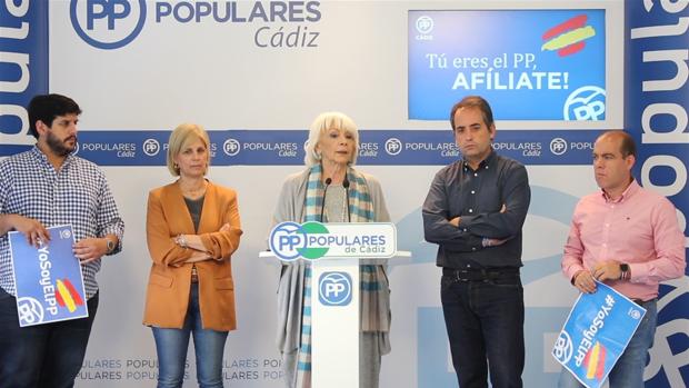 Teófila Martínez en una rueda de prensa en la sede del PP de Cádiz.