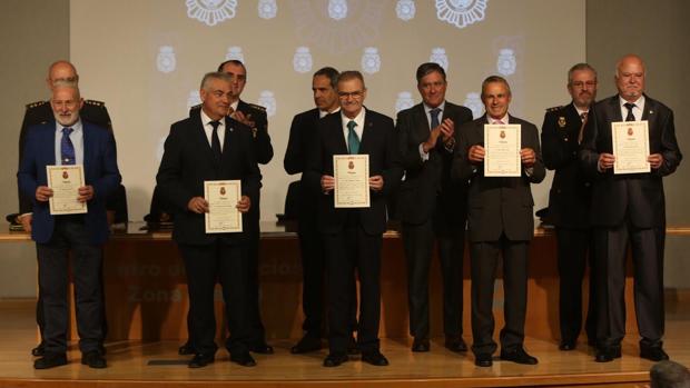 Algunos de los agentes homenajeados en el acto de este viernes.