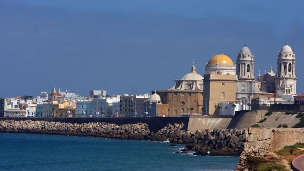 Una imagen turística típica de Cádiz, con la Catedral al fondo.