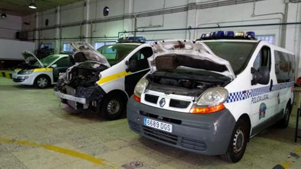 Varios vehículos policiales se encuentran en el taller a la espera de ser reparados.