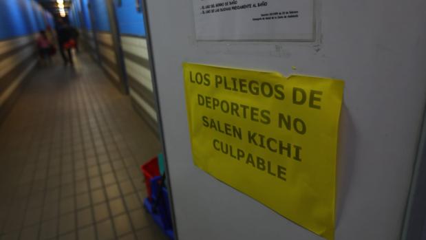 Uno de los carteles que colgaron ayer en instalaciones deportivas municipales.