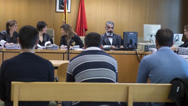Los tres condenados por la agresión a la joven de Madrid, en el banquillo de los acusados durante la vista.