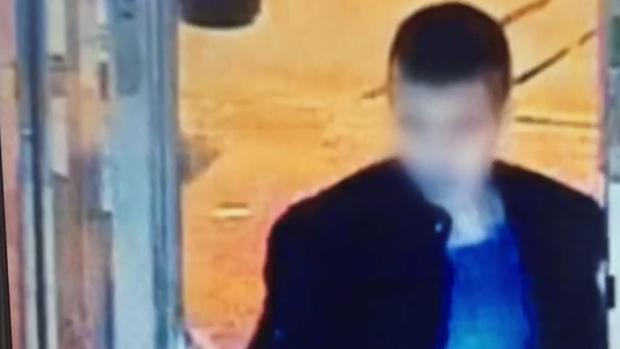 Uno de los 'muleros' entrando en un banco para sacar el dinero del cobro de una víctima.