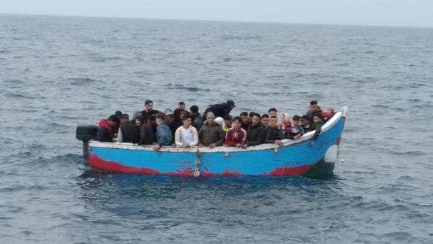 Foto de archivo de migrantes rescatados en el mar.