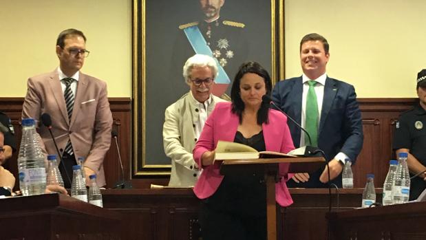 La socialista Cristina Los Arcos, durante la toma de investidura