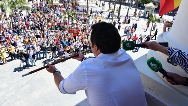El alcalde José María González ofrece el bastón de mando a los ciudadanos congregados en San Juan de Dios