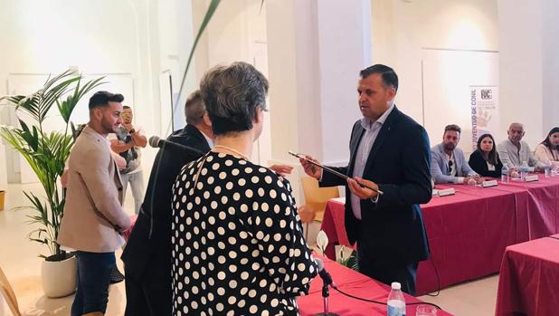 Juan Bermúdez recibe el bastón de mando como alcalde de Conil.