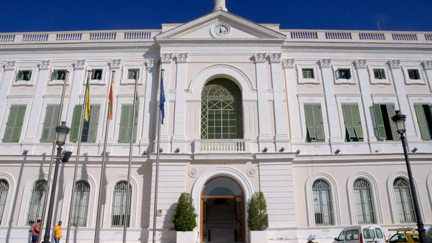 La puerta de Ayuntamiento ya está abierta.
