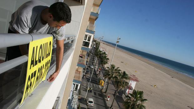 La vivienda turística limita aún más la oferta de alquileres de larga duración en verano.