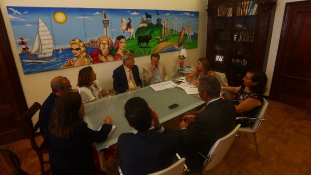 Reunión en Diputación para abordar el informe de la Comisión.