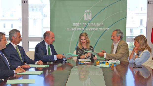 Ana Mestre, en la firma del programa para educación en uso de TICs.