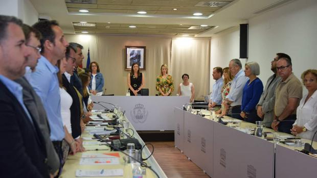 Minuto de sliencio antes de iniciar la sesión plenaria.