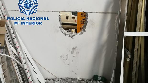 El agujero abierto en la nave para robar.