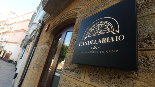 Candelaria 10 está situado en plena plaza del mismo nombre y cuenta con cinco apartamentos turísticos.
