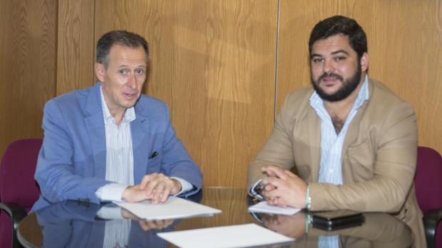 José María Román, vicepresidente de Diputación, y Miguel Rodríguez, delegado provincial de Turismo.