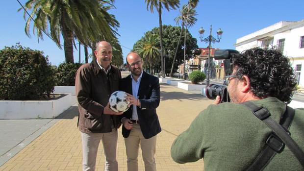 El ex concejal Carmelo Navarro con el alcalde, Germán Beardo.