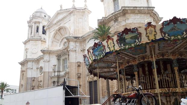 El carrusel para niños, junto a la Catedral.