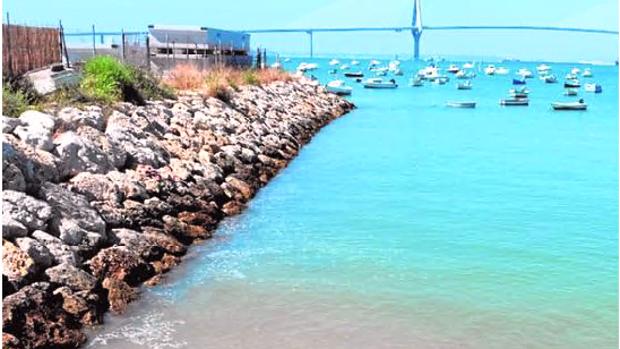 Lugar donde se proyectó la playa de Puntales, una calita que sólo se deja ver con la marea baja frente a las embarcaciones del Club Náutico.