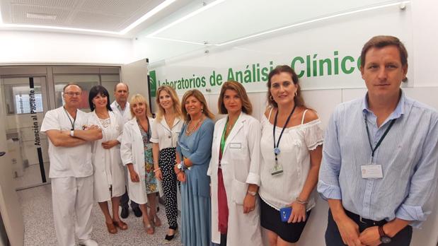 Visita de Ana Mestre, delegada del Gobierno de la Junta en Cádiz, a los laboratorios del hospital