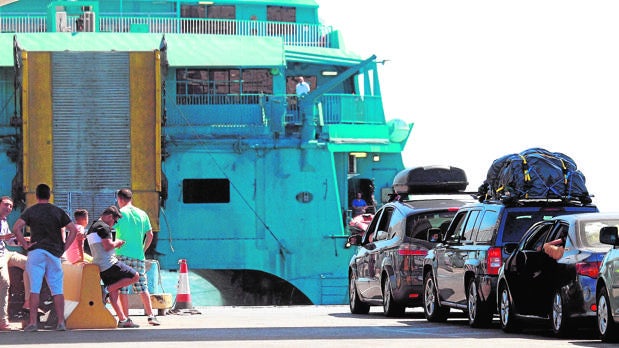 Fila de vehículos esperando su turno para cruzar el Estrecho de Gibraltar