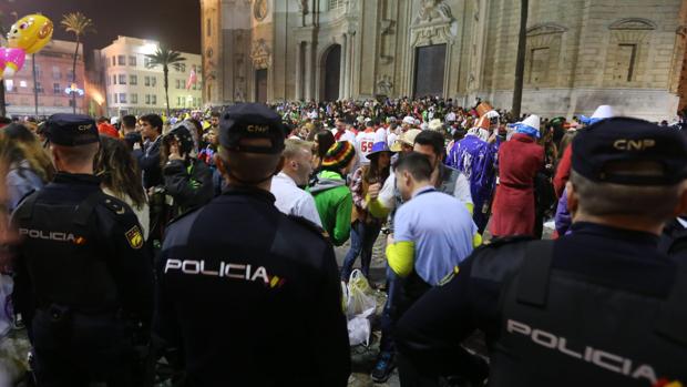 Agentes de la Policía, durante un operativo en Carnaval.