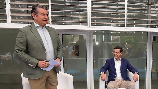 Antonio Sanz con Juanma Moreno en un acto