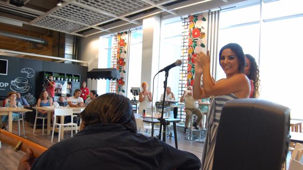 Actuación de la cantaora flamenca en las instalaciones de Ikea en Jerez.