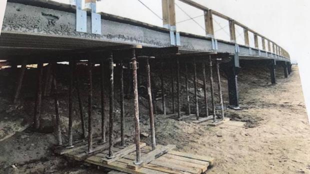 Imagen de los trabajos en el caño para crear la pasarela.