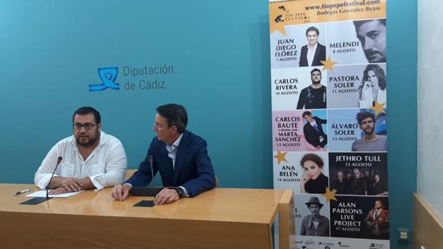 El diputado de Desarrollo de la Ciudadanía, Jaime Armario, acompañado por el presidente del Grupo González Byass, Mauricio González