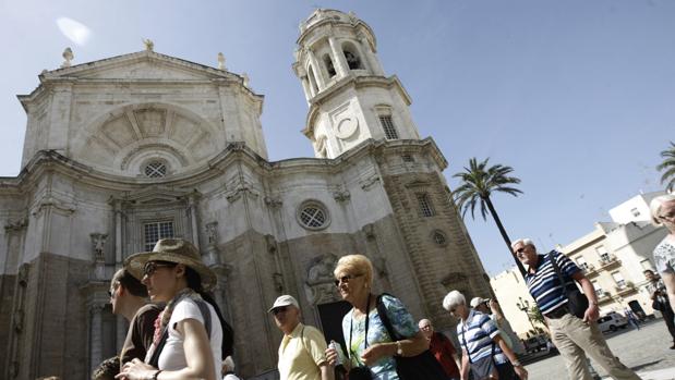Un grupo de turistas junto a la Catedral de Cádiz