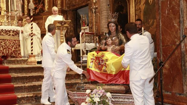 La iglesia de Santa Ana acogió la misa para bendecir la bandera del buque escuela.