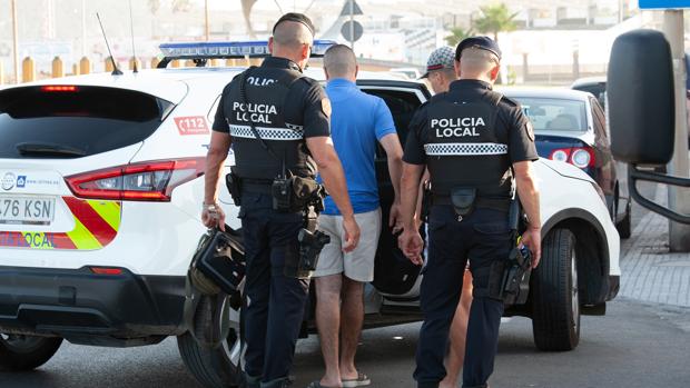 Agentes de la Policía Local de La Línea durante un servicio.