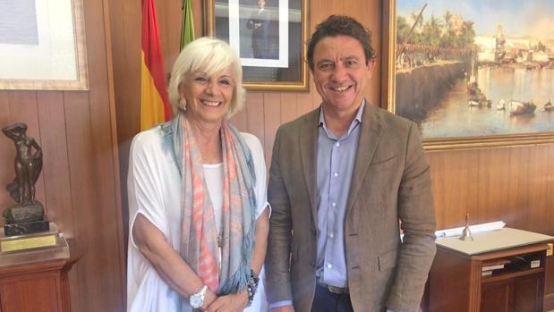 La presidenta del Puerto, Teófila Martínez, y el delegado territorial de Desarrollo Sostenible, Daniél Sánchez.
