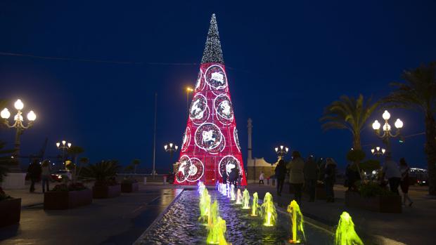 El pasado año los operarios estaban colocando la iluminación navideña el mismo día de Nochebuena.