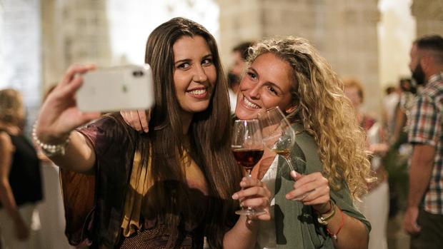 Dos jóvenes brindan con caldos de Jerez