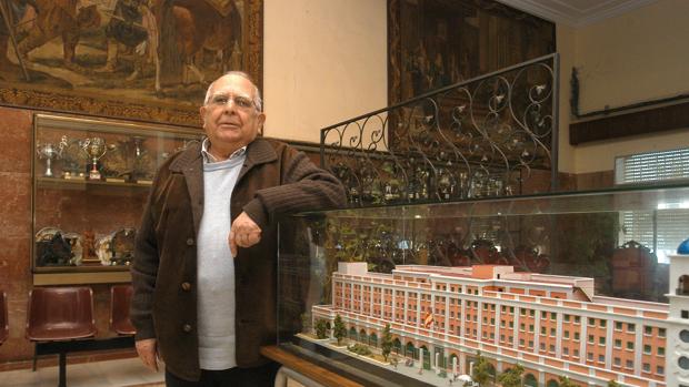 El padre Luis Castro, todo un símbolo en el colegio San Felipe Neri.