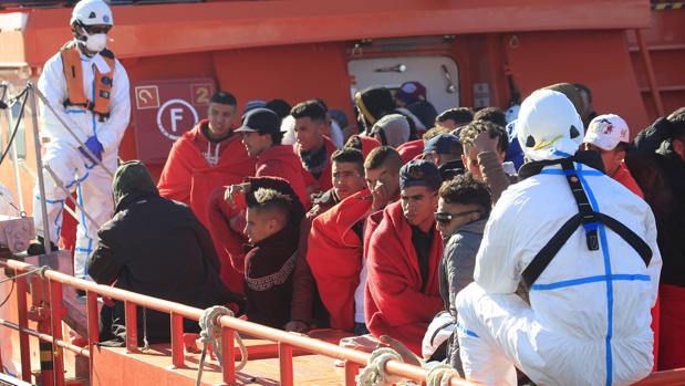 Imagen de Salvamento Marítimo tras rescatar a 49 inmigrantes en el Estrecho el pasado mes de enero.