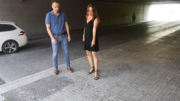 La portavoz Regla Moreno señala la suciedad acumulada en el suelo.